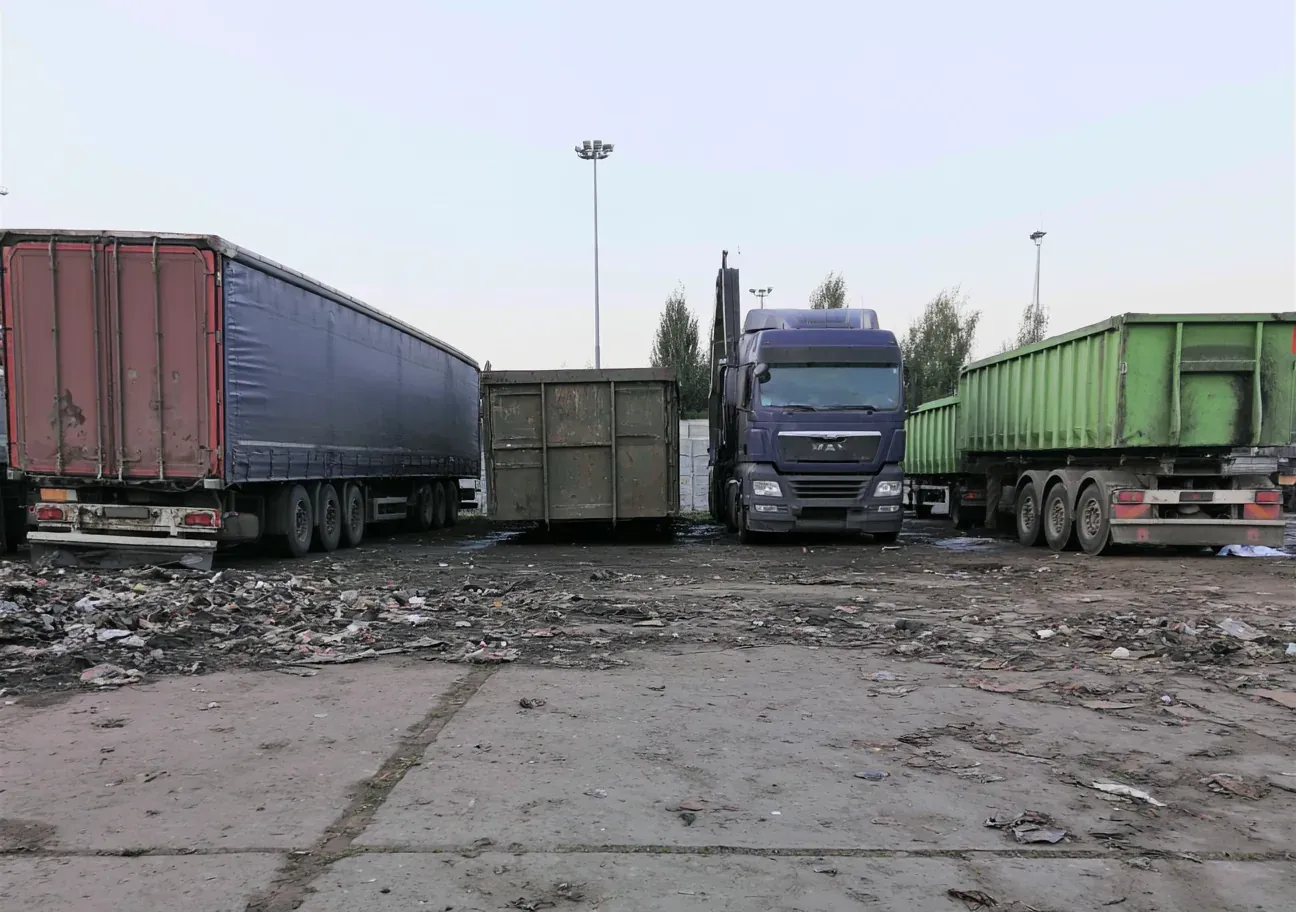 05-krok-3-koszt-transportu-odpadow-naczepa-hakowiec-wywrotka.webp